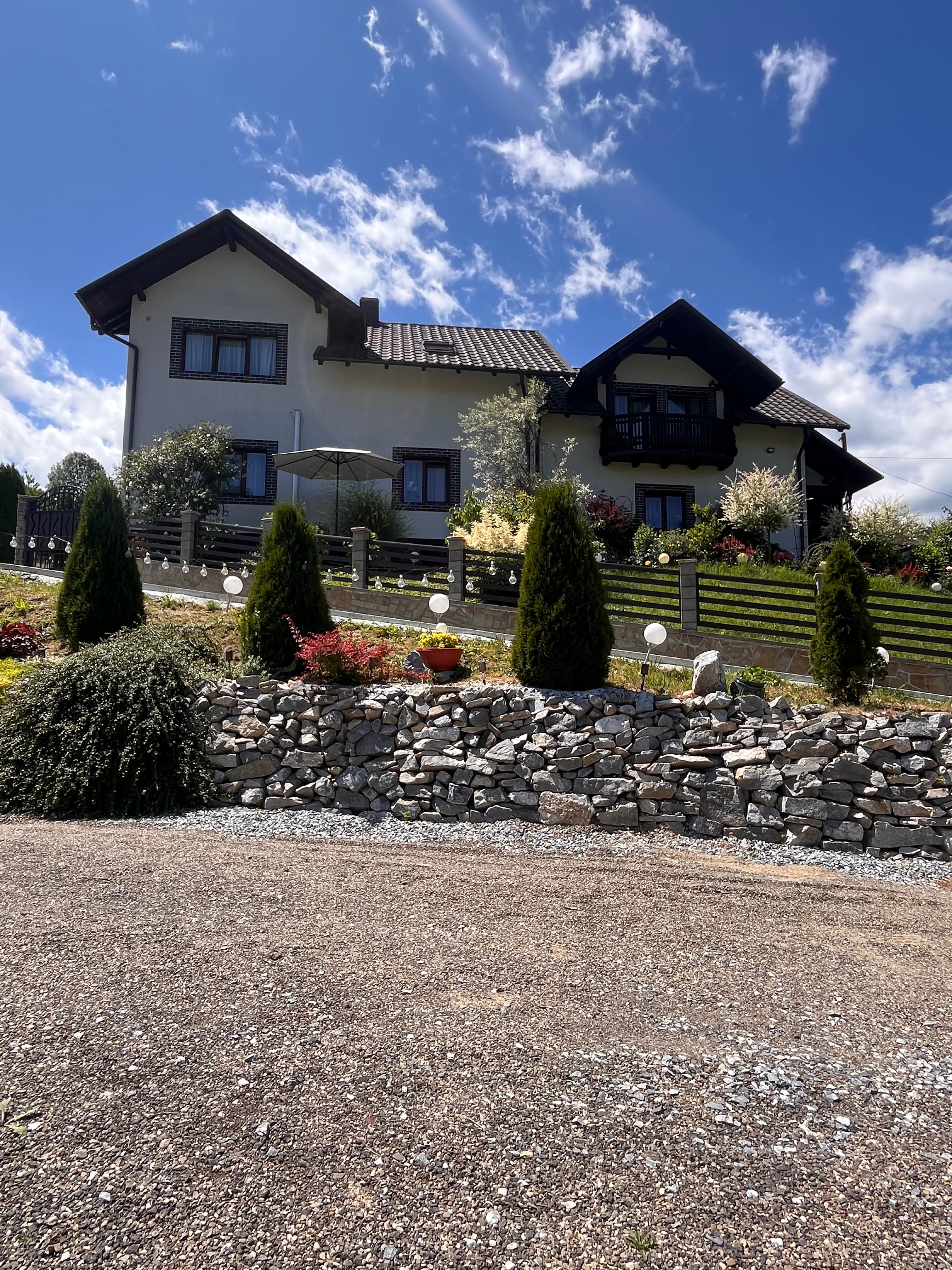 Casa de pe Deal Sadova - Imagine 1