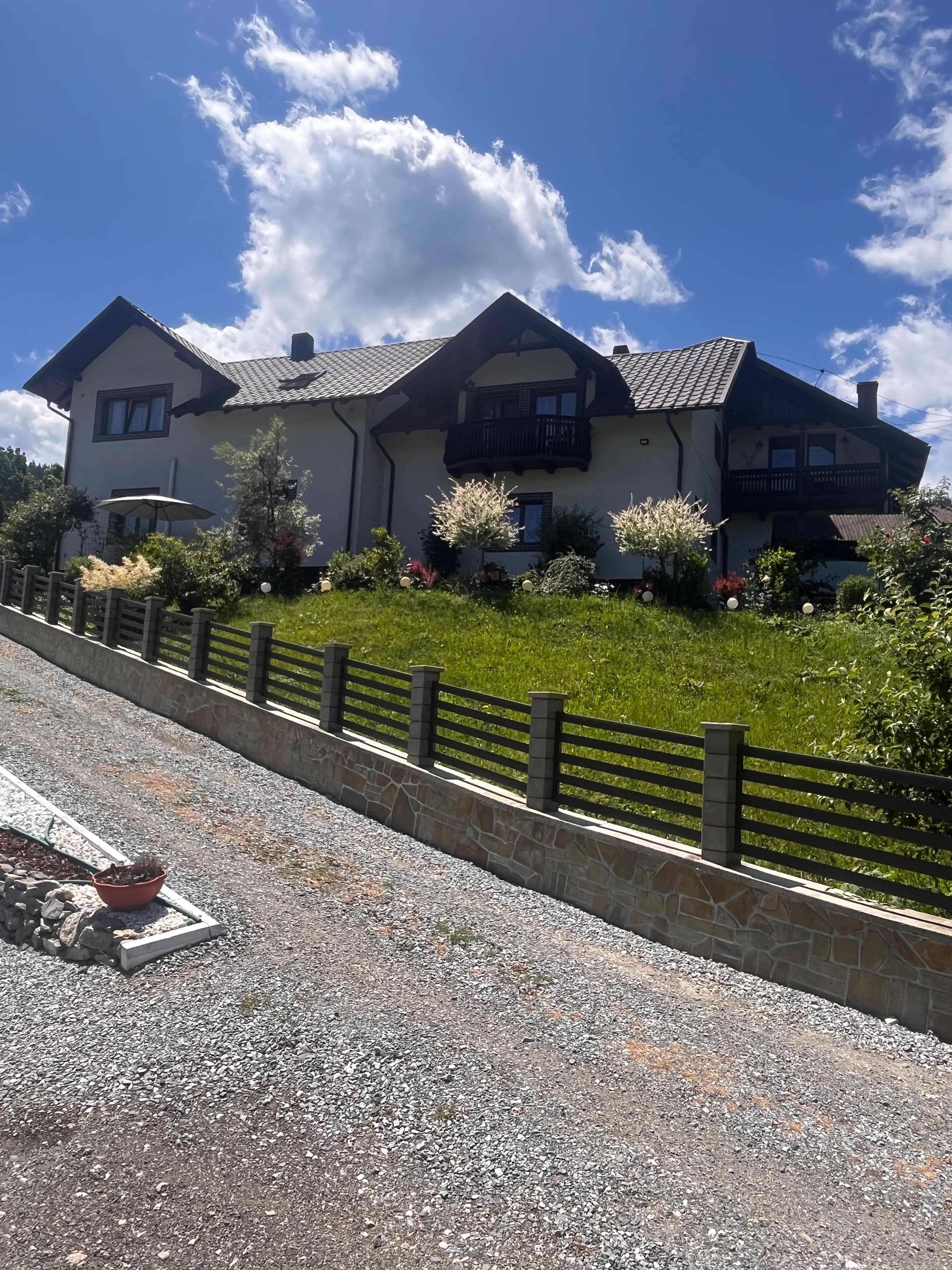 Casa de pe Deal Sadova - Imagine 2