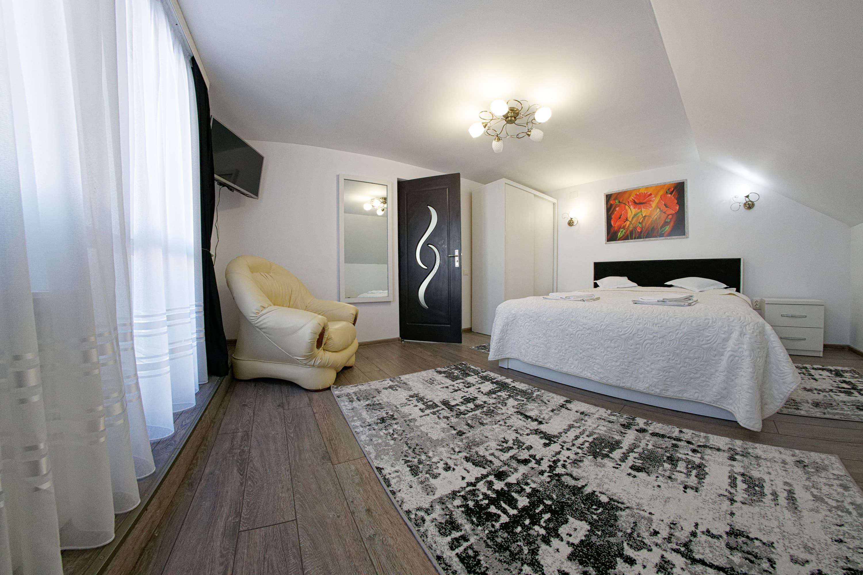 Apartament semidecomandat cu baie privata