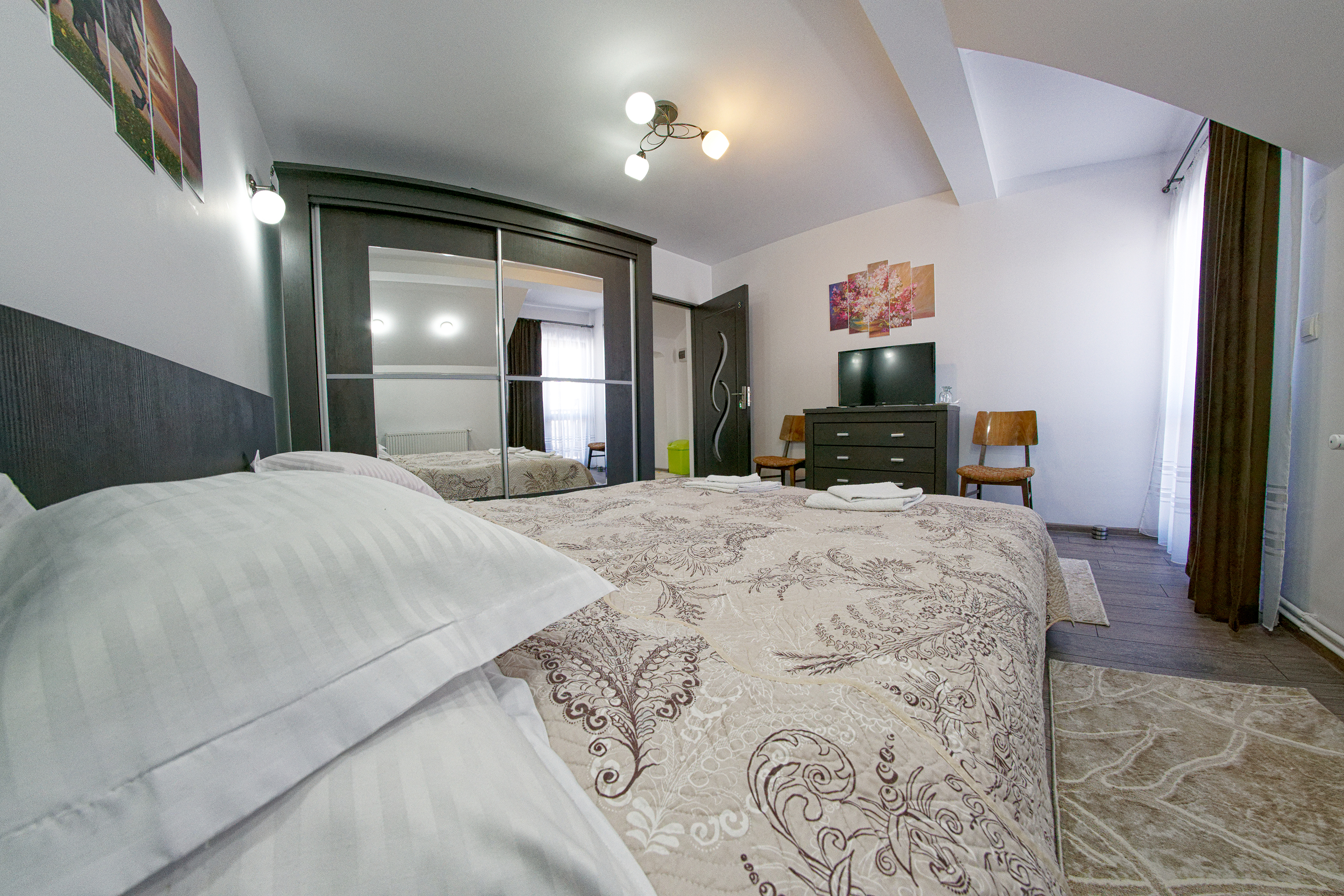 Cameră dublă cu baie comună - Vedere 2, cazare Sadova Suceava